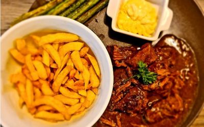 Stoverij: Gulaschfleisch auf belgische Art mit Pommes und grünem Grillspargel