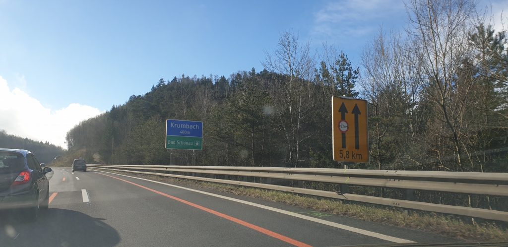 Ausfahrt Krumbach Schild auf der Süd Autobahn