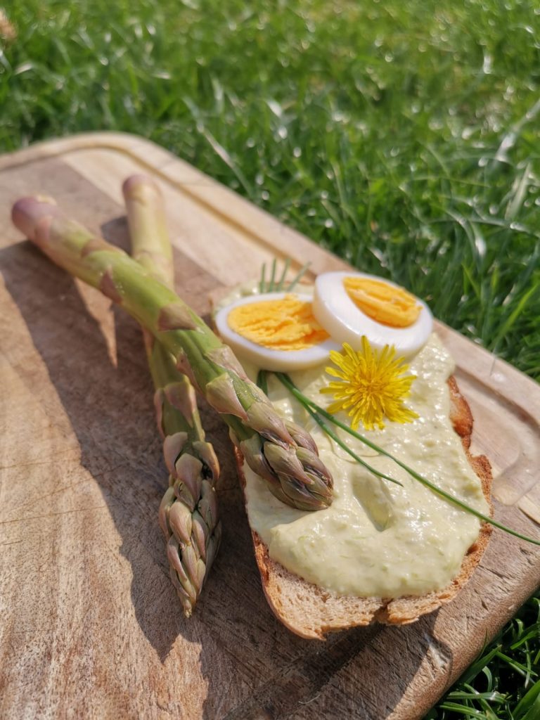 aus grüner Spargel und Obstgarteneier gemacht