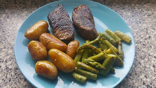 Straußen Steak mit heurigen Erdäpfeln und grünem Spargel in Butter gebraten