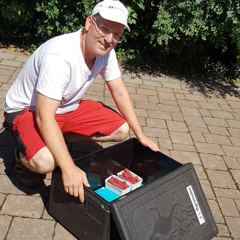 Produkte ab Hof werden vom Ögreissler frisch in der Kühlbox geliefert. In Wien, im Marchfeld und mit der Post auch österreichweit.