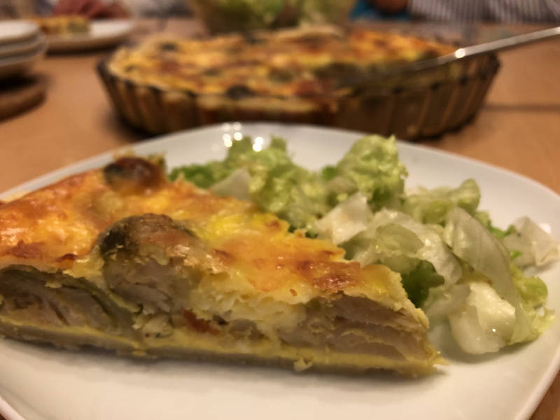 Kohlsprossen Quiche mit knackigem Salat